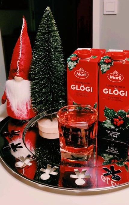 Tonttu-Kuusi-ja-Glogi.jpg